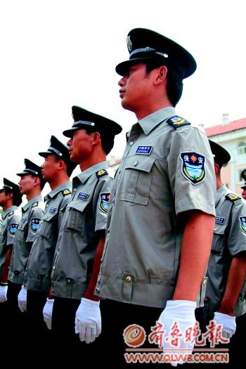 啟動(dòng)儀式上穿著2011式保安員服裝的保安。記者張震攝