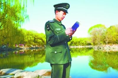 甘相偉在未名湖畔。